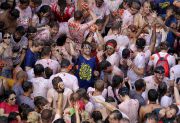 Revelers battle with tomatoes during the annual "Tomatina" (tomato fight) in Bunol, near Valencia, Spain, August 26, 2015. Tens of thousands of festival-goers hurled 170 tonnes of over-ripe tomatoes at each other on Wednesday to celebrate the 70th anniversary of the massive food fight in the small village of Bunol in eastern Spain. REUTERS/Heino Kalis      TPX IMAGES OF THE DAY