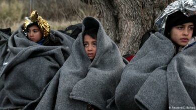 أطفال مهاجرين في جزيرة ليسبوس اليونانية. ألمانيا ولوكسمبورغ يعتزمان استقبال العشرات منهم.
