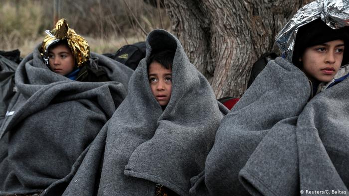 أطفال مهاجرين في جزيرة ليسبوس اليونانية. ألمانيا ولوكسمبورغ يعتزمان استقبال العشرات منهم.