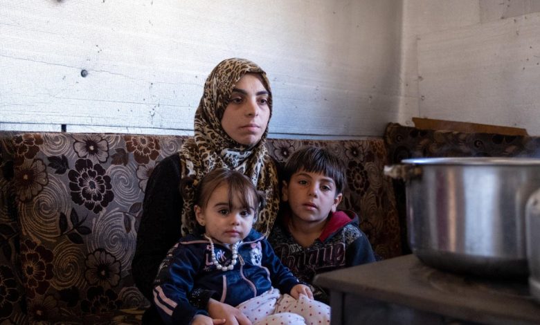 اللاجئون السوريون يواجهون الطرد من منازلهم في لبنان.. غير قادرين على دفع الإيجار
